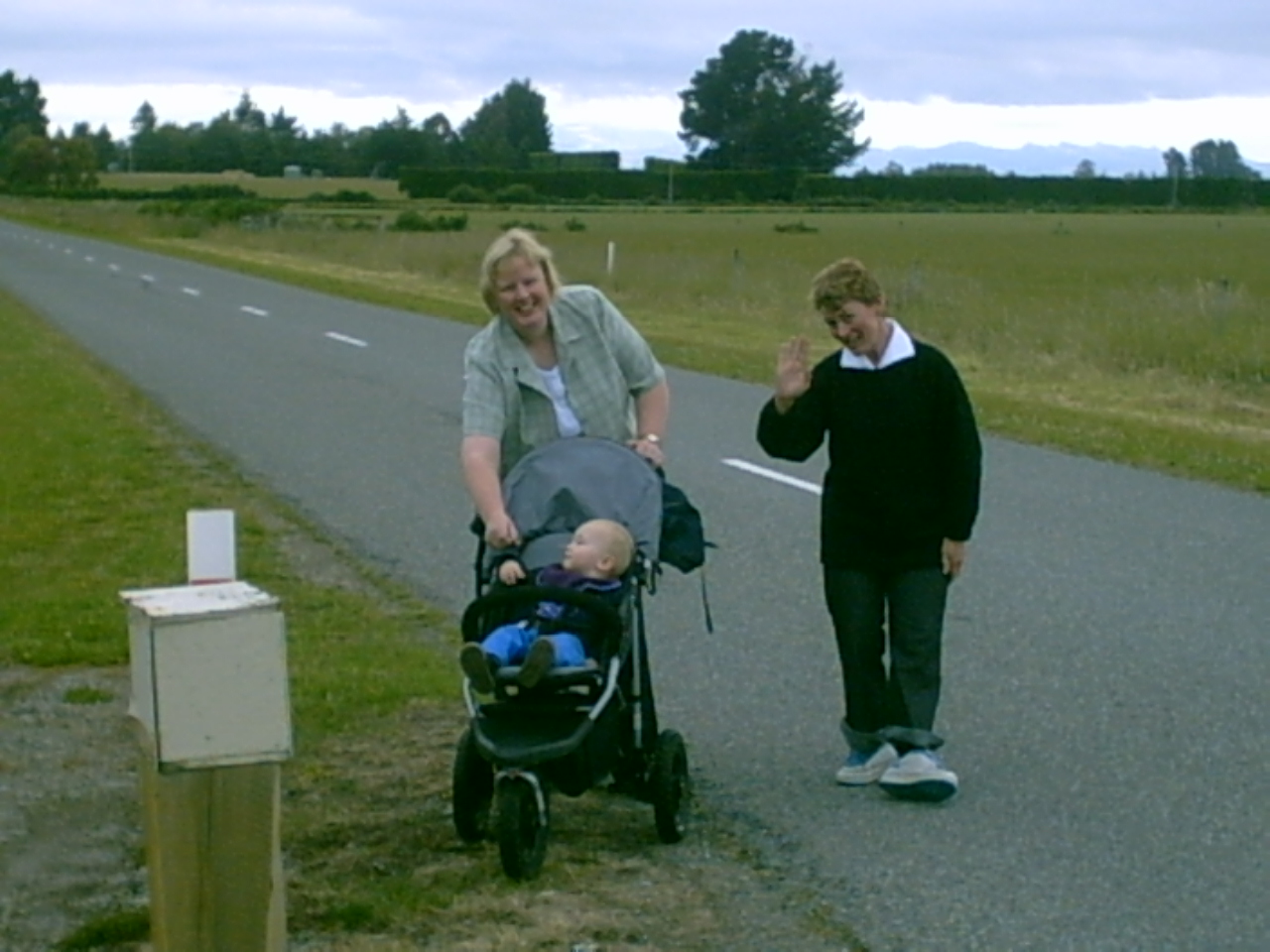 2004_Christmas/Loburn Wendy Luke Lyn.jpg